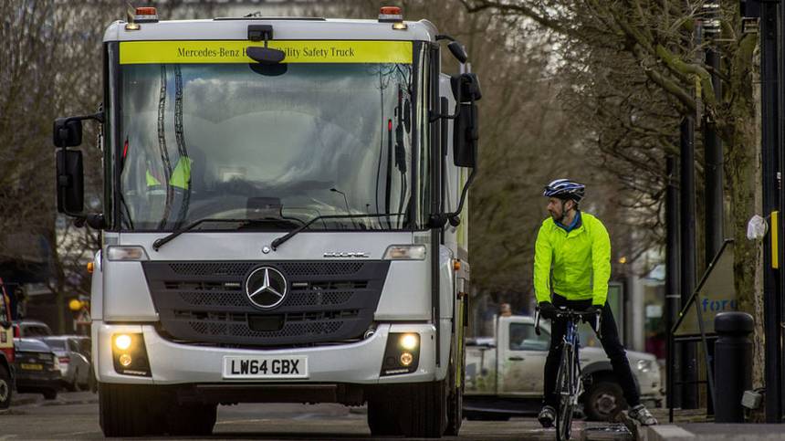 Econic in London with cyclist